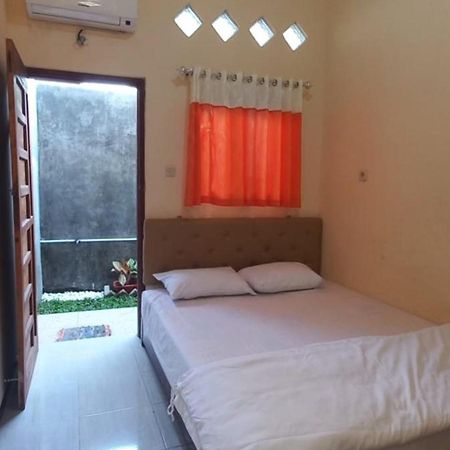 Angler Family Guest House Blitar Bagian luar foto