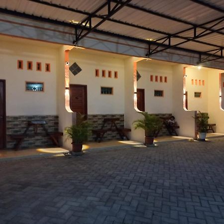 Angler Family Guest House Blitar Bagian luar foto