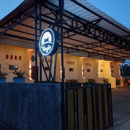 Angler Family Guest House Blitar Bagian luar foto