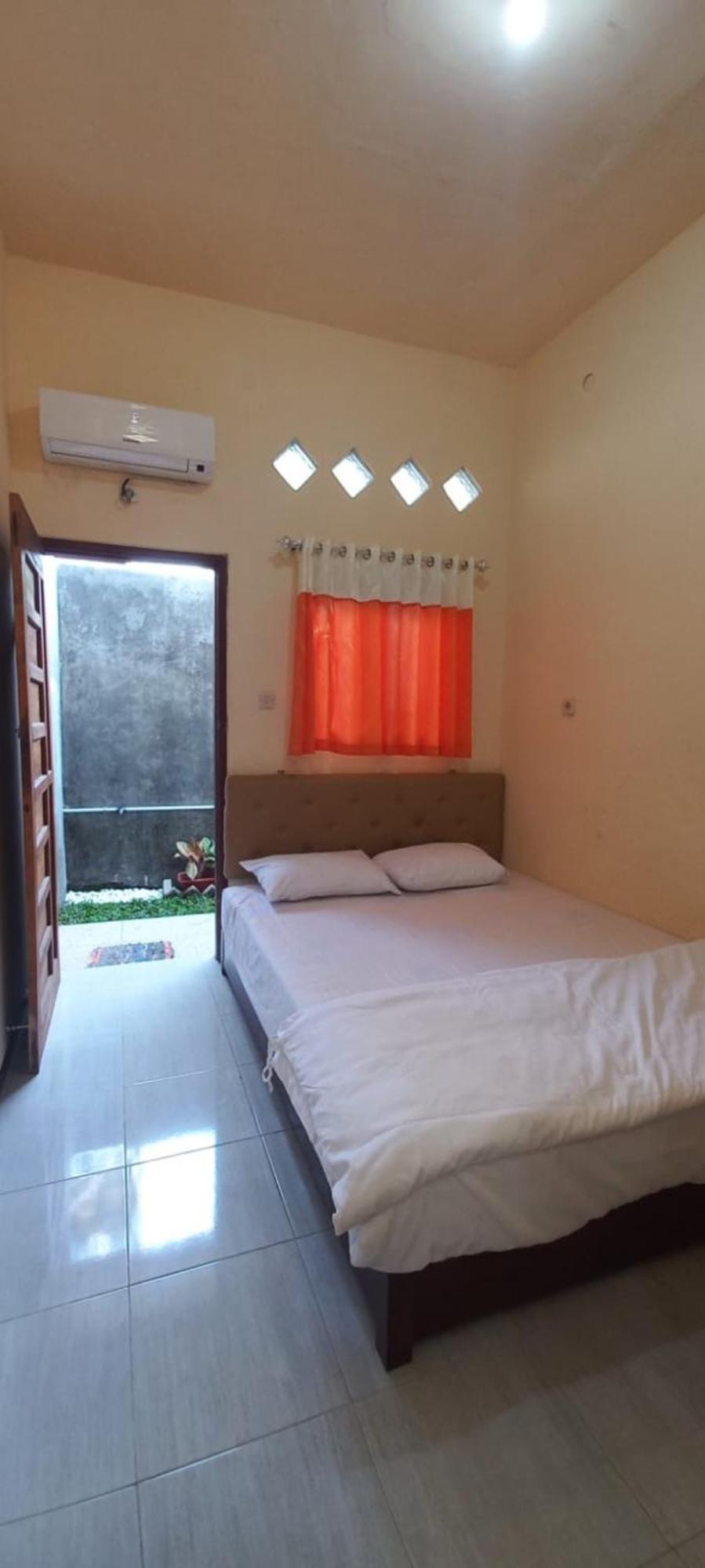 Angler Family Guest House Blitar Bagian luar foto