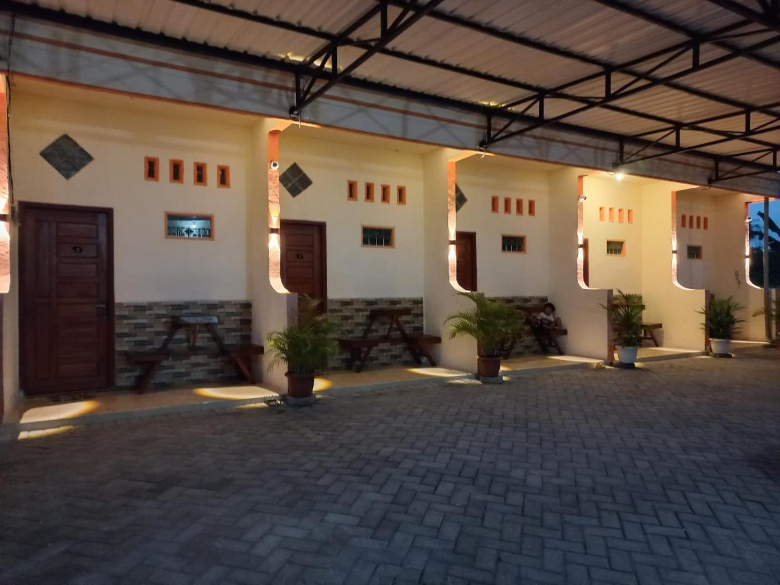Angler Family Guest House Blitar Bagian luar foto