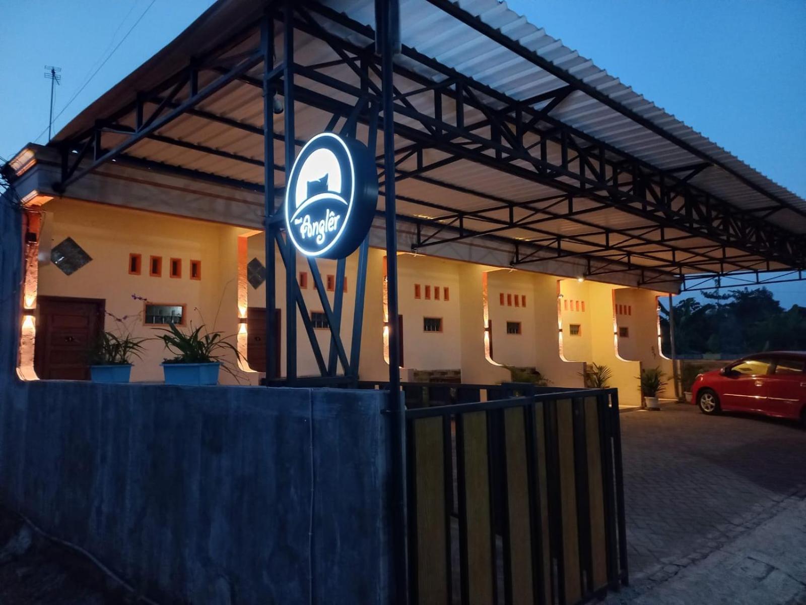 Angler Family Guest House Blitar Bagian luar foto